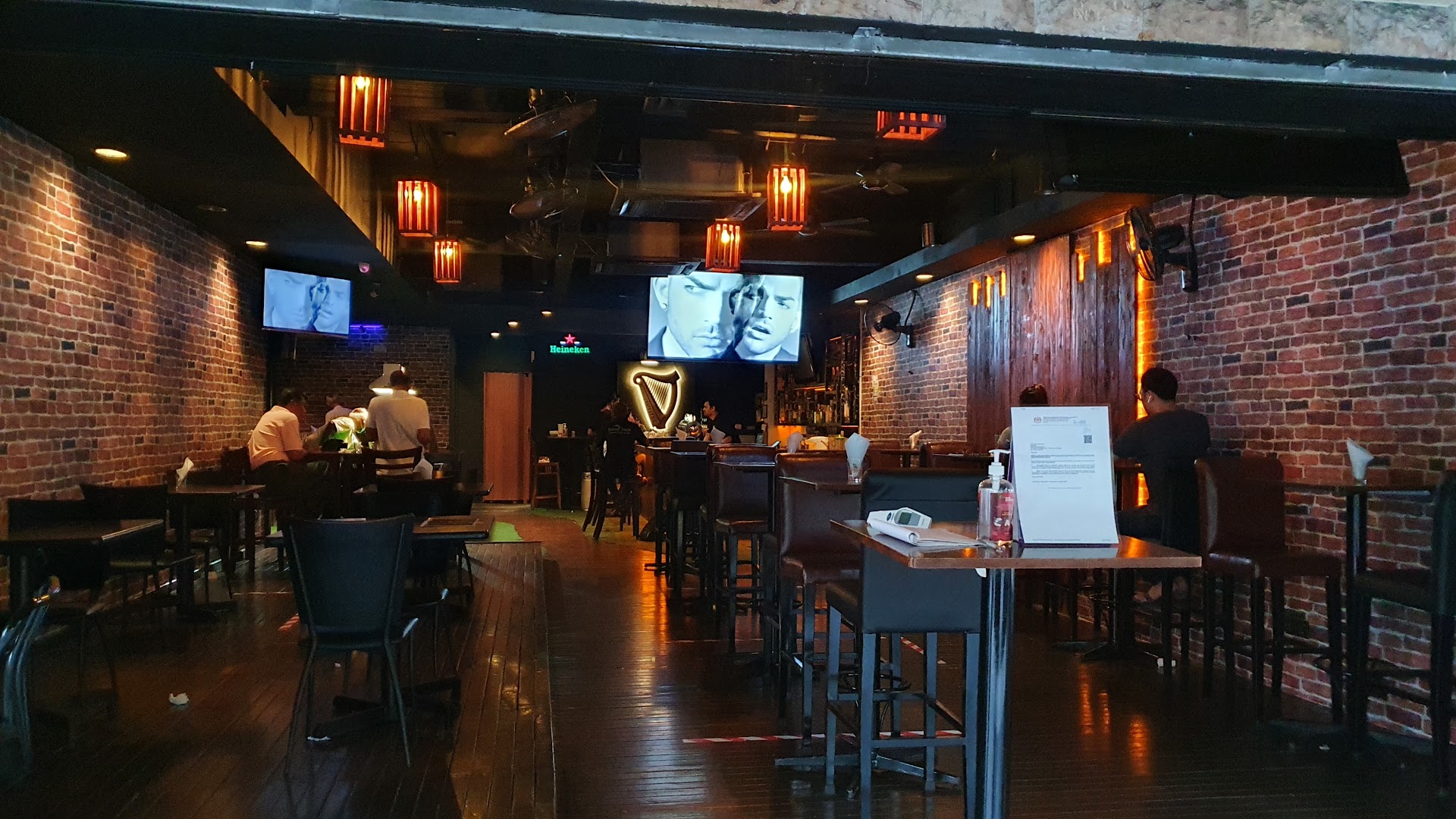 BottomsUp Bar & Kitchen — photo 2