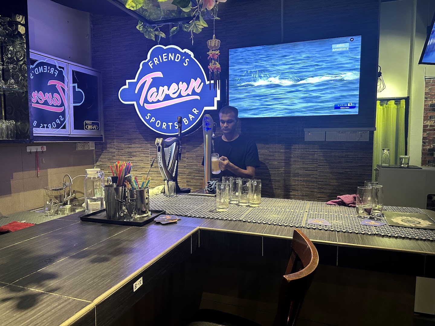 FRIEND'S TAVERN — photo 5