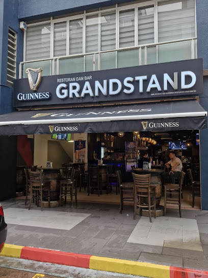 Grandstand Sports Bar, PJ