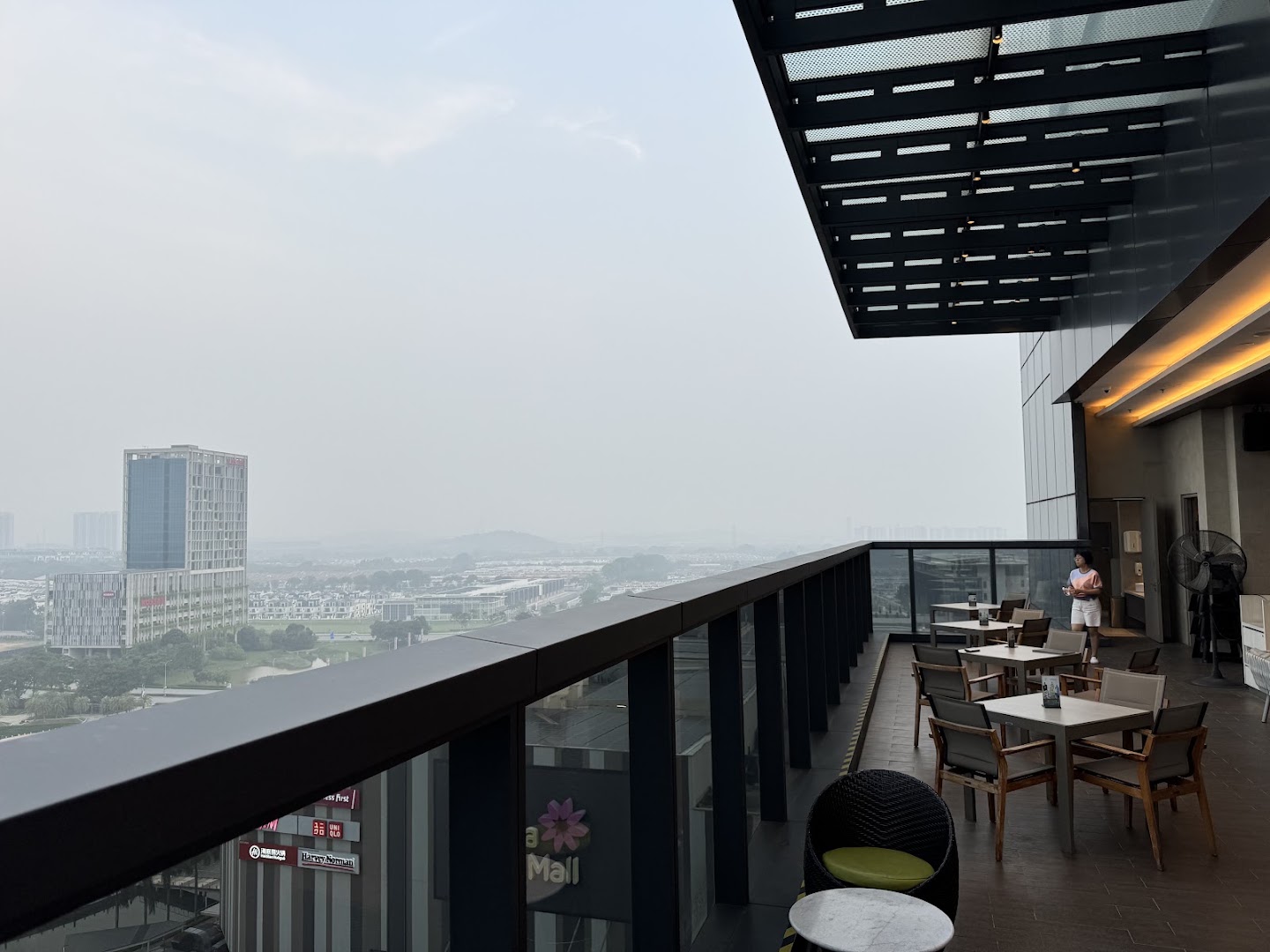 Pool Bar by Courtyard by Marriott® Setia Alam — photo 3