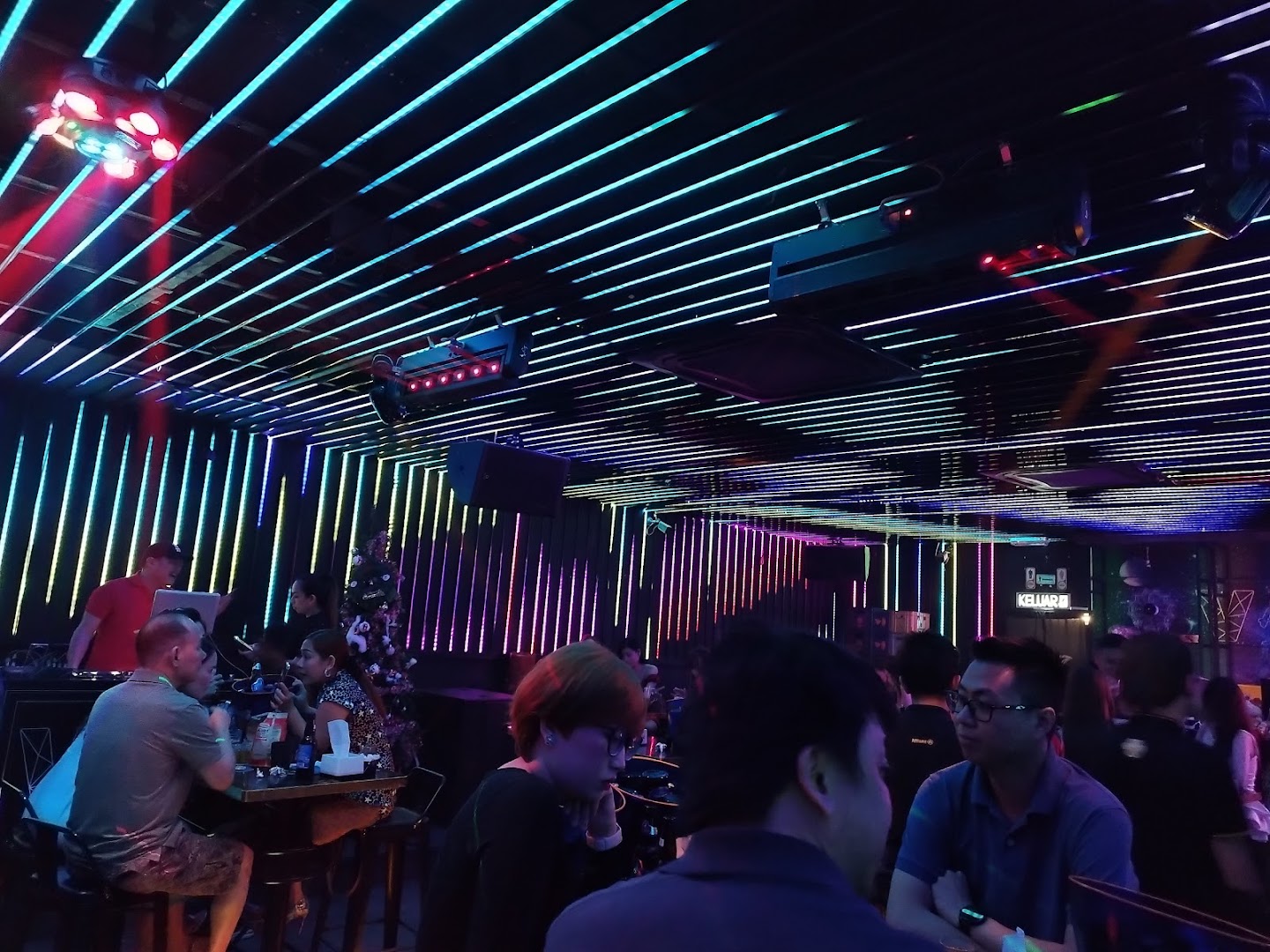 V House Pub & Bistro — photo 3